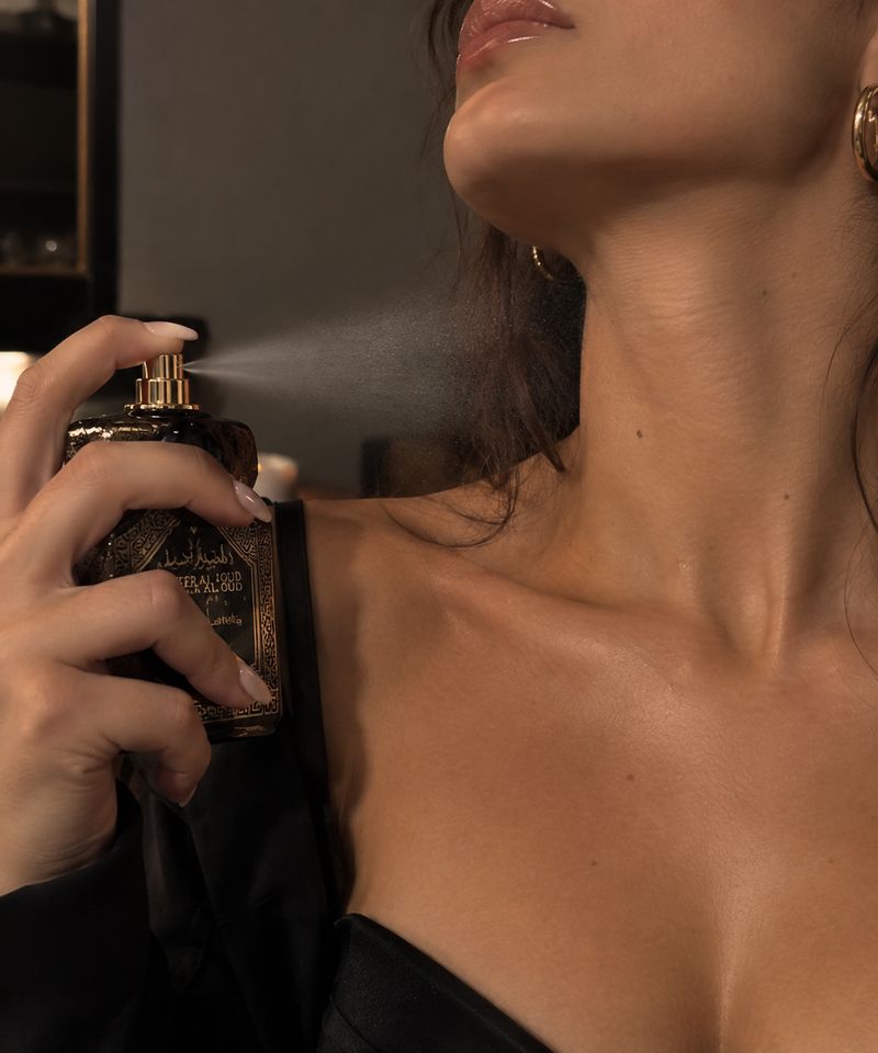 Perfume árabe pulverizándose